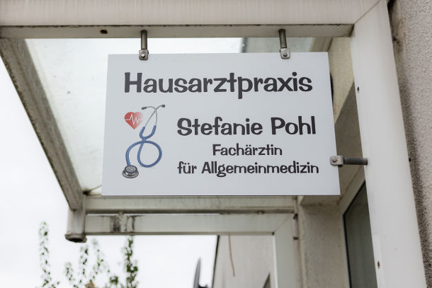 Schild am Eingang Hausarztpraxis Stefanie Pohl
